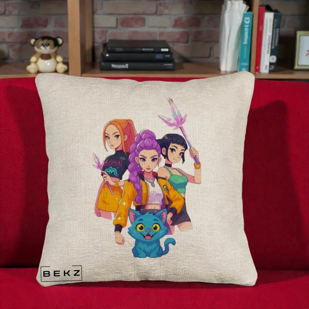 Perna Personalizata K-pop HUNTRX Trio cu Pisica si Cristale, 40x40 cm, Bej Canapea, Husa Detasabila, Perna Inclusa, BEKZ®