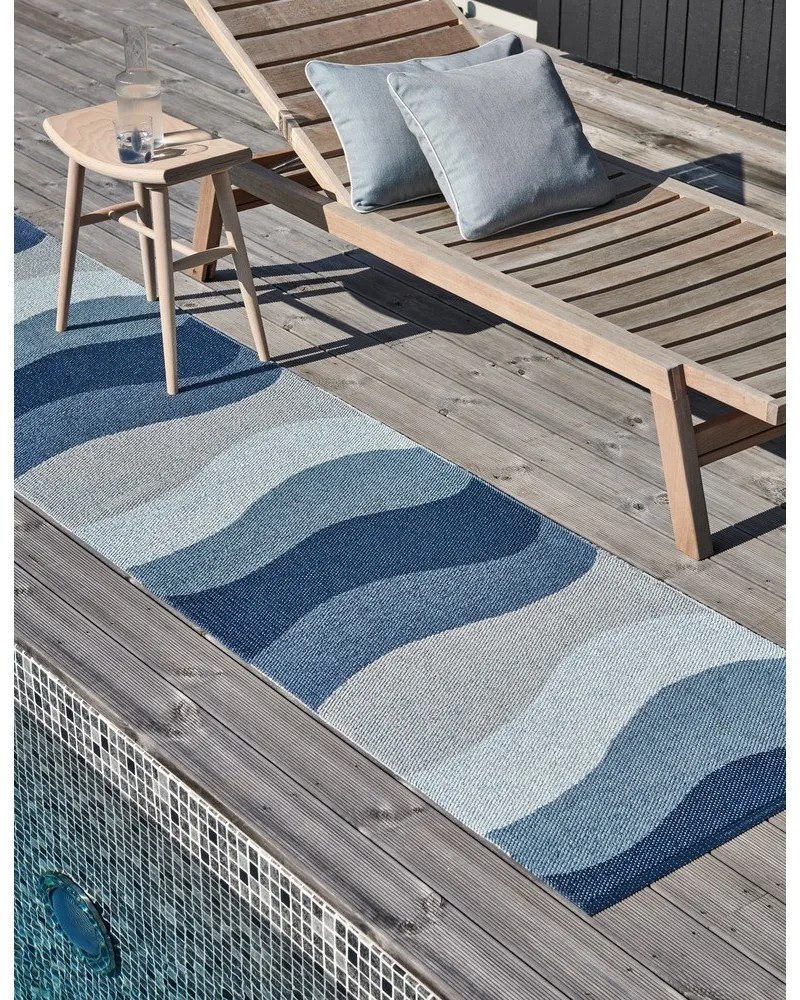 Covor tip traversă pentru interior și exterior albastru 70x200 cm Urvi Water – Pappelina