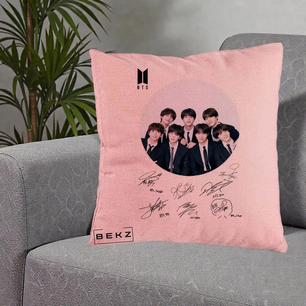 Perna Personalizata K-pop BTS Fotografie Grup Costum Negru si Autografe Cerc, 40x40 cm, Roz, Husa Detasabila, Perna Inclusa, BEKZ®