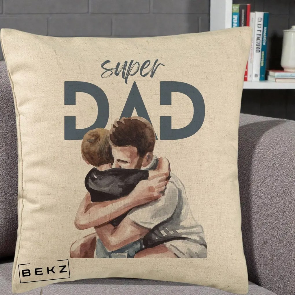 Cadou pentru Tata - Perna Personalizata Super Dad Tata si Fiu Imbratisare, 40x40 cm, Bej, Husa Detasabila, Perna Inclusa, BEKZ®