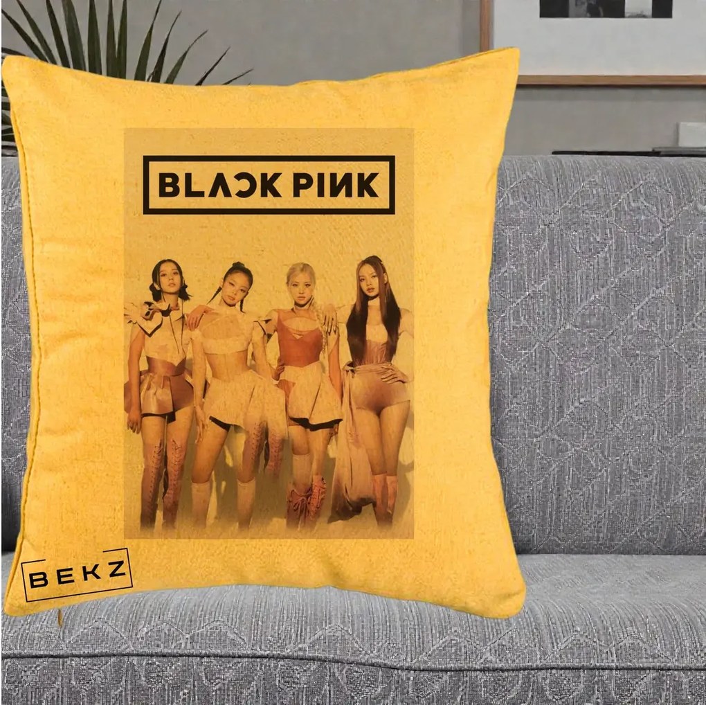 Perna Personalizata K-pop BLACKPINK Poster Roz Tinute Coordonate, 40x40 cm, Galben, Husa Detasabila, Perna Inclusa, BEKZ®