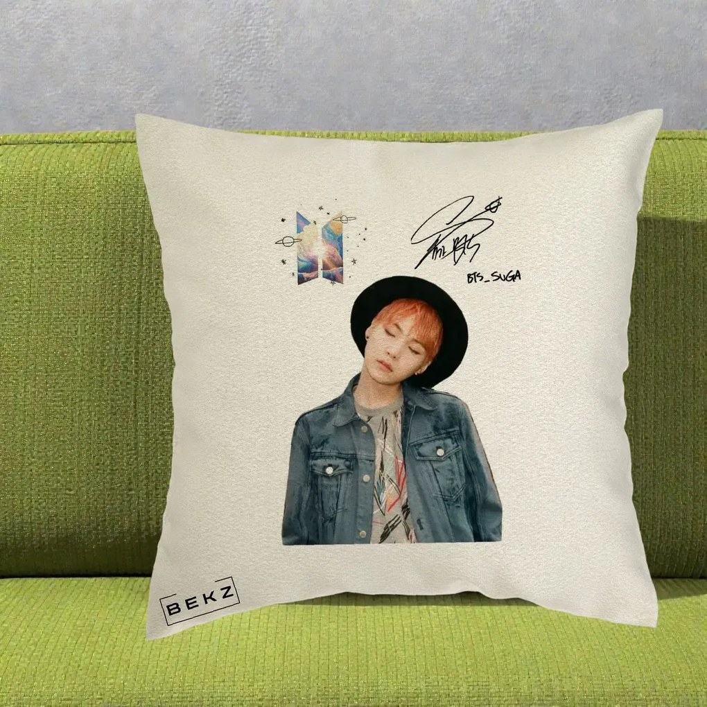 Perna Personalizata K-pop BTS Suga par Portocaliu Palarie Autograf, 40x40 cm, Ecru, Husa Detasabila, Perna Inclusa, BEKZ®