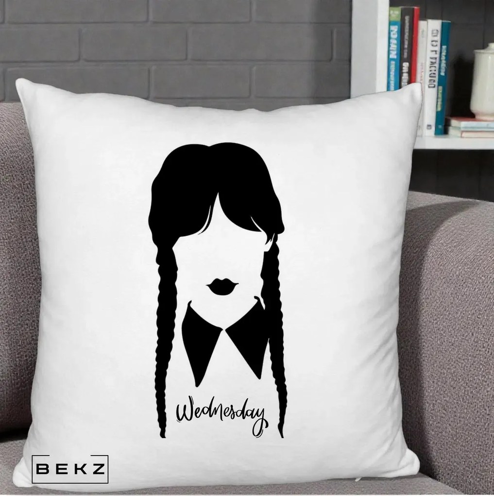 Perna Personalizata Wednesday Addams Silueta Alb-Negru, 40x40 cm, Alb Pufos, Husa Detasabila, Perna Inclusa, BEKZ®