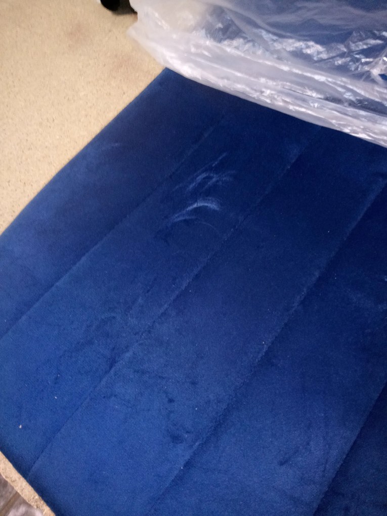 Reducere Scaun albastru din catifea LAVA cu picioare negre calitatea a II-a