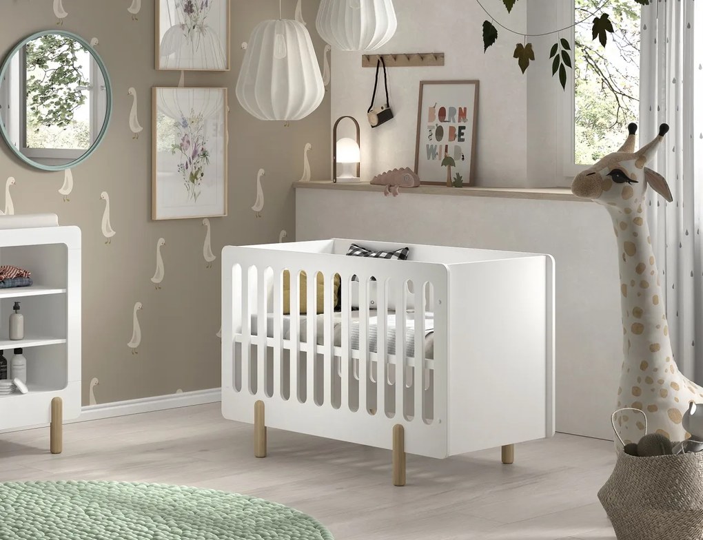 Set mobilier pentru copii SMILE, alb, pat 60 x 120 cm cu bare robuste și bază reglabilă, masă de schimbat cu trei rafturi deschise și dulap cu suport