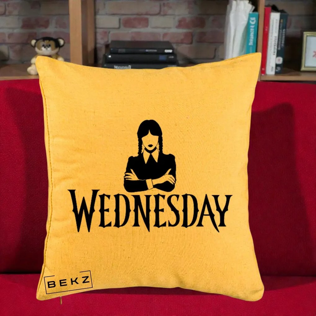 Perna Personalizata Wednesday Addams cu Brate Incrucisate, 40x40 cm, Galben, Husa Detasabila, Perna Inclusa, BEKZ®
