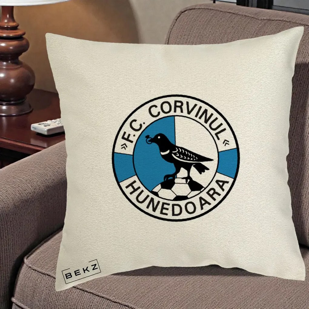 Perna Personalizata FC Corvinul Hunedoara Fotbal, 40x40 cm, Ecru, Husa Detasabila, Perna Inclusa, BEKZ®