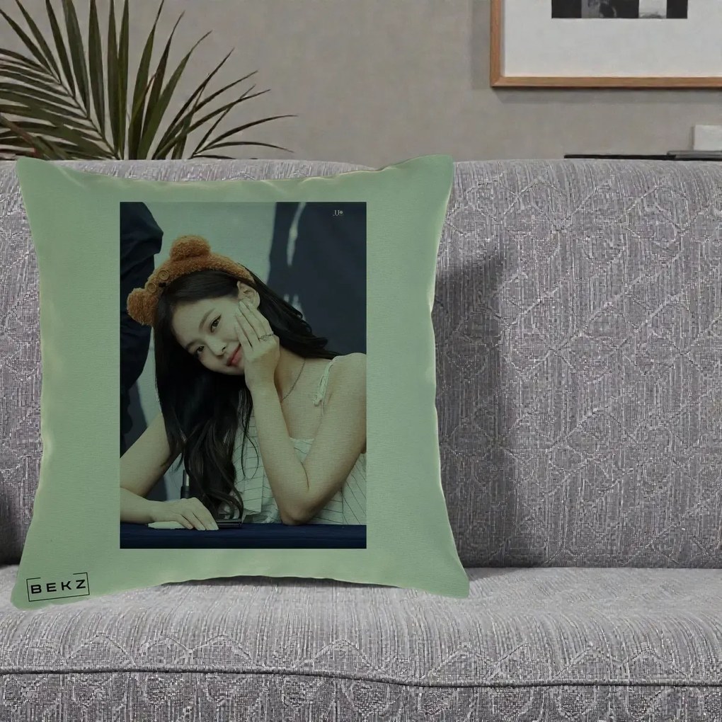 Perna Personalizata K-pop BLACKPINK Jennie Cute cu Diadema Ursulet, 40x40 cm, Verde, Husa Detasabila, Perna Inclusa, BEKZ®