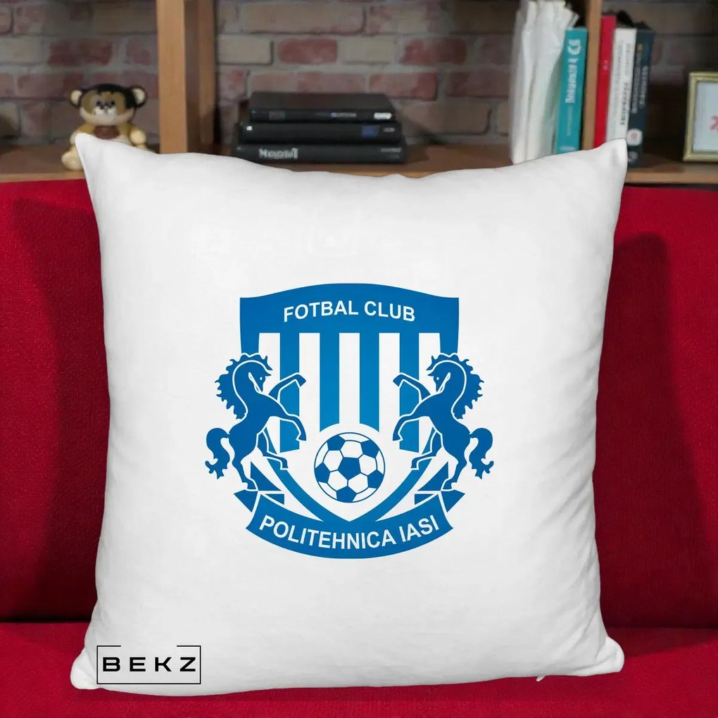 Perna Personalizata FC Politehnica Iasi Fotbal, 40x40 cm, Alb Pufos, Husa Detasabila, Perna Inclusa, BEKZ®