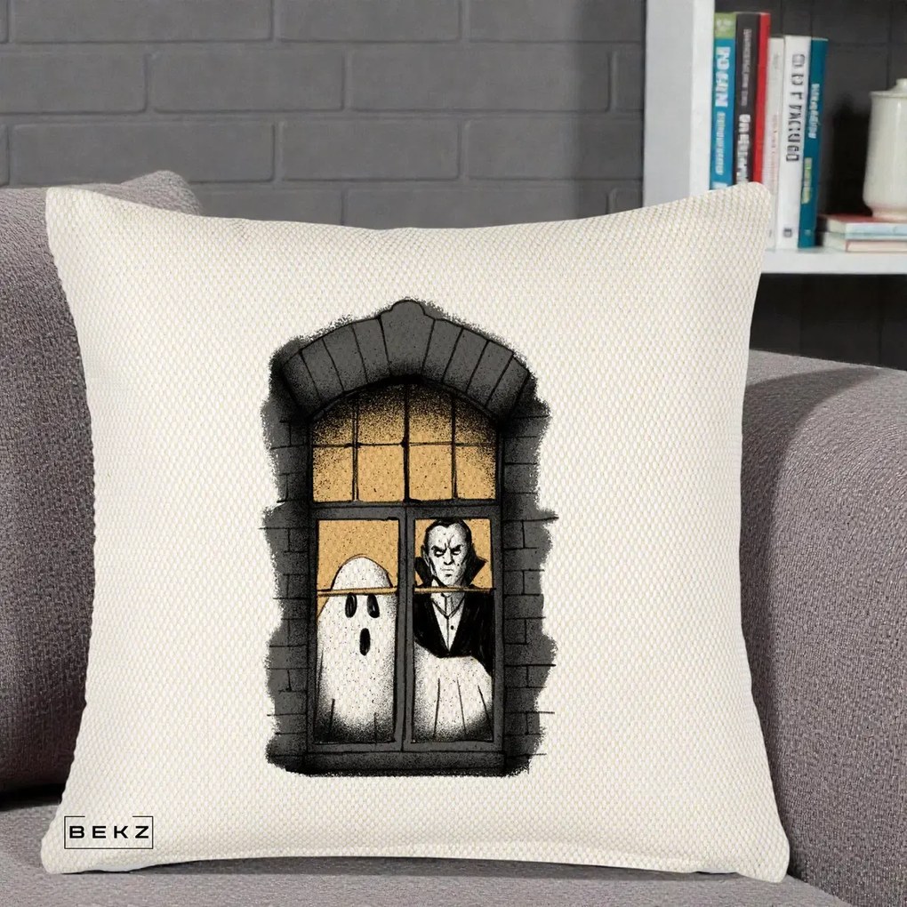 Perna Decorativa Halloween Fantoma si Dracula la Fereastra, 40x40 cm, Crem Reliefat, Husa Detasabila, Perna Inclusa, BEKZ®