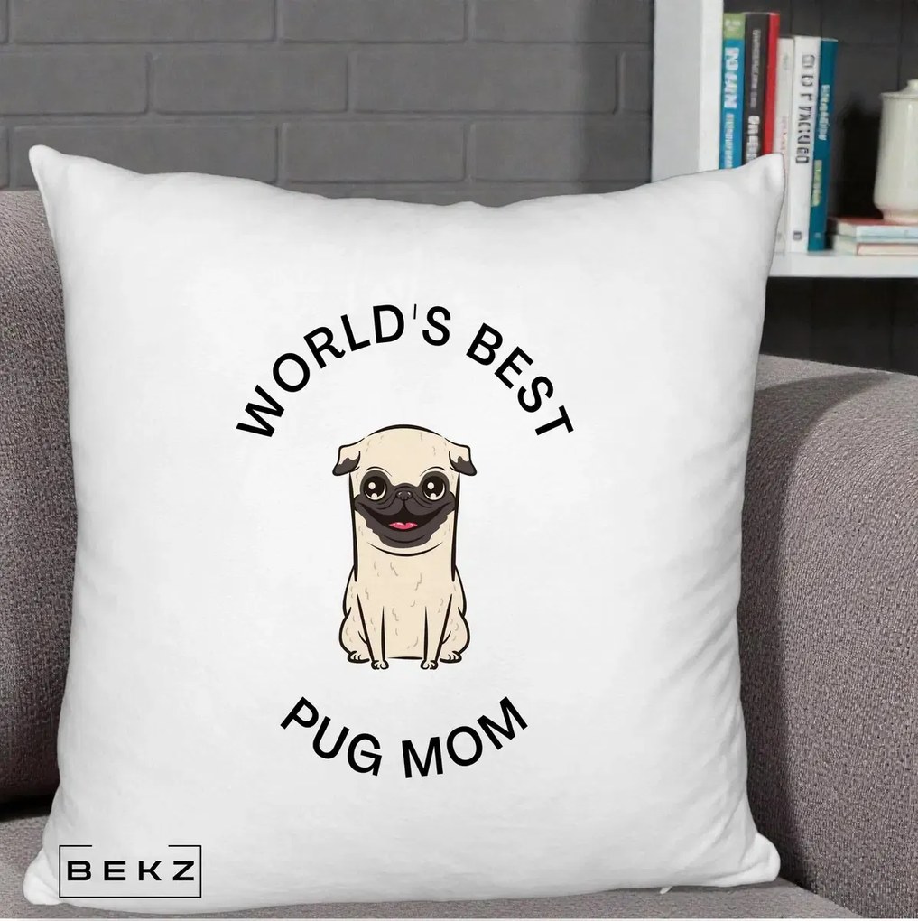Cadou pentru Iubitorii de Caini - Perna Personalizata World's Best Pug Mom, 40x40 cm, Alb Pufos, Husa Detasabila, Perna Inclusa, BEKZ®