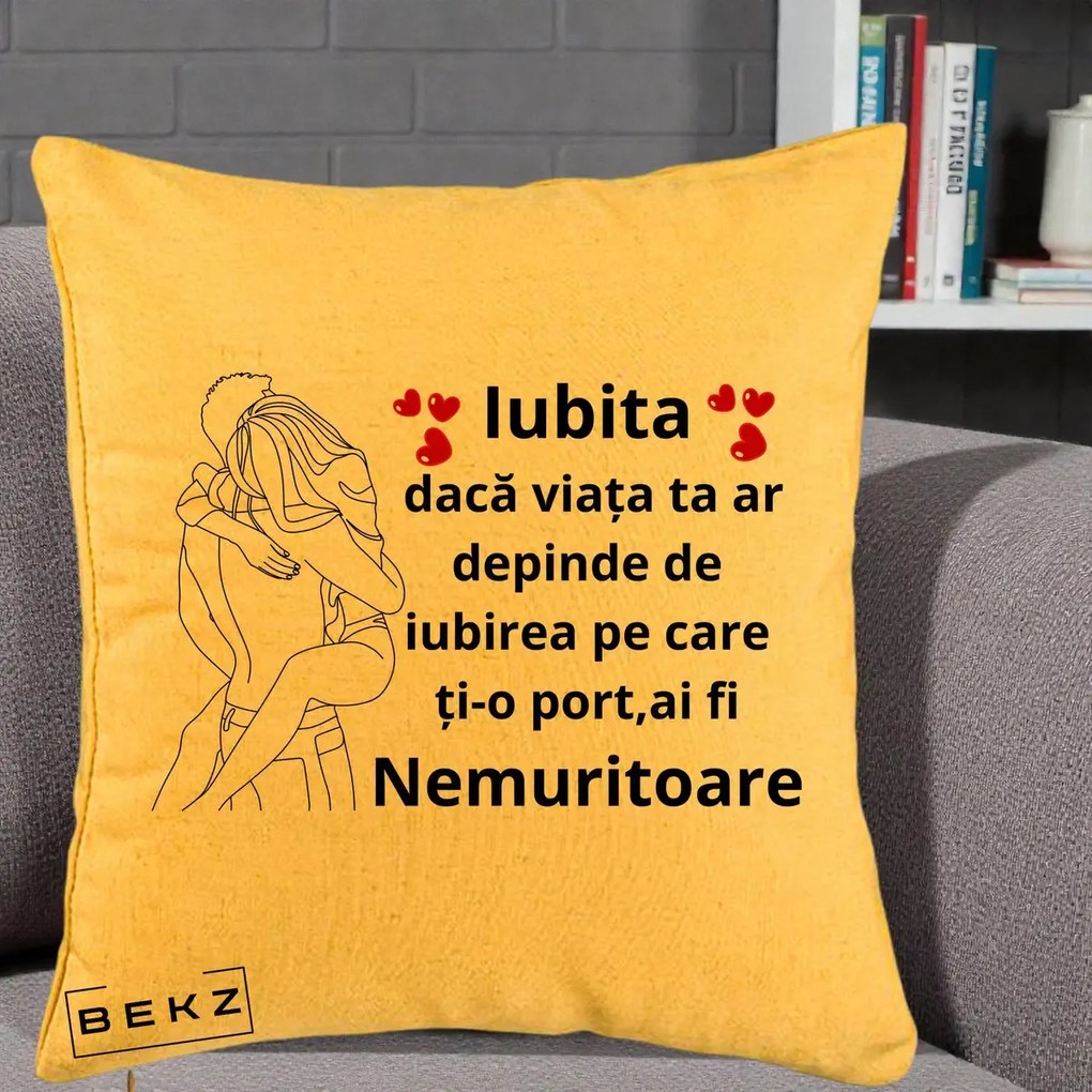 Cadou pentru Iubita - Perna Personalizata Iubita Nemuritoare cu Cuplu Line-Art si Inimi Rosii, 40x40 cm, Galben, Husa Detasabila, Perna Inclusa, BEKZ®