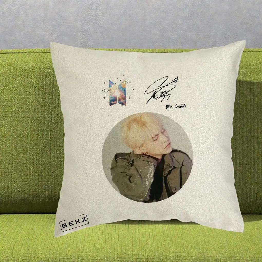 Perna Personalizata K-pop BTS Suga Portret cu Autograf, 40x40 cm, Ecru, Husa Detasabila, Perna Inclusa, BEKZ®