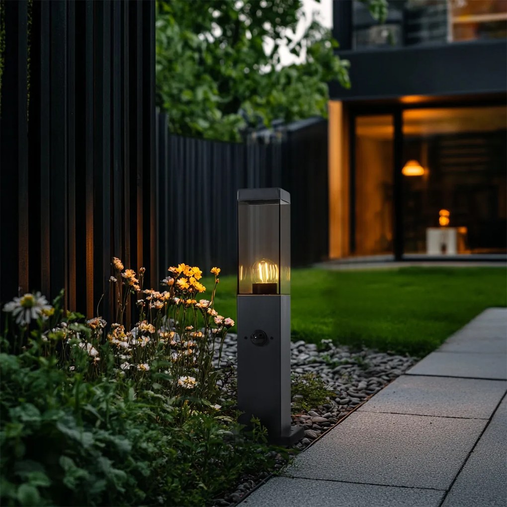 Lampă de exterior gri închis cu sticlă fumurie 45cm IP44 cu priză și senzor de mișcare - Malios