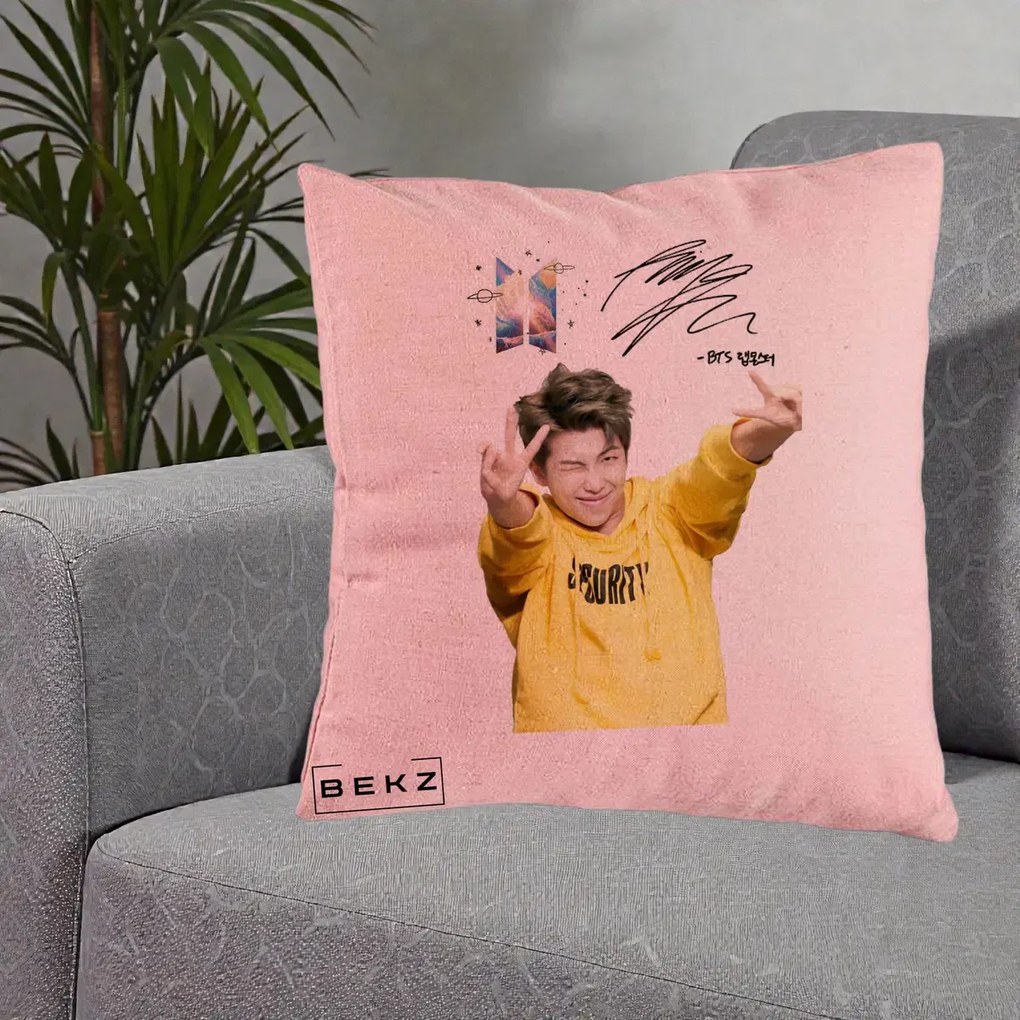 Perna Personalizata K-pop BTS RM Namjoon Hanorac Galben Autograf, 40x40 cm, Roz, Husa Detasabila, Perna Inclusa, BEKZ®
