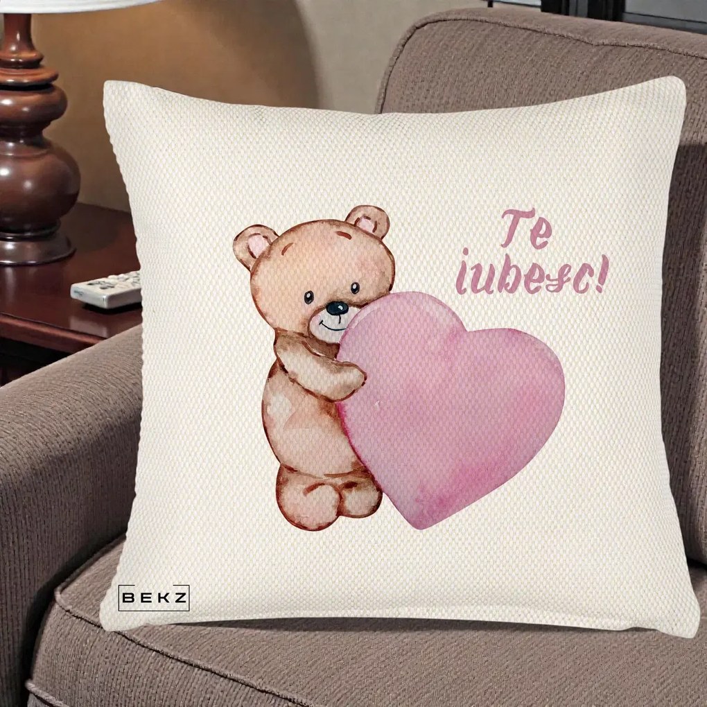 Cadou Romantic - Perna Personalizata Te Iubesc Ursulet cu Inima Roz Acuarela, 40x40 cm, Crem Reliefat, Husa Detasabila, Perna Inclusa, BEKZ®