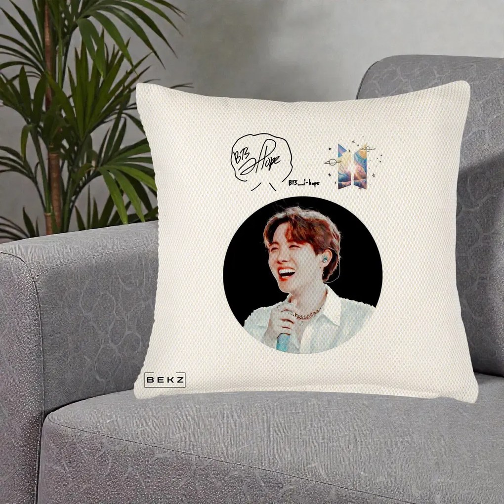 Perna Personalizata K-pop BTS J-Hope Portret cu Autograf, 40x40 cm, Crem Reliefat, Husa Detasabila, Perna Inclusa, BEKZ®