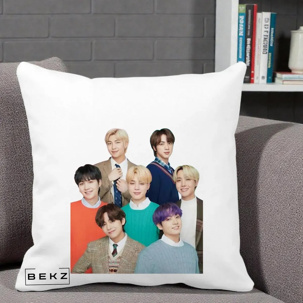 Perna Personalizata K-pop BTS Fotografie Grup Tinute Elegante, 40x40 cm, Alba Mata, Husa Detasabila, Perna Inclusa, BEKZ®