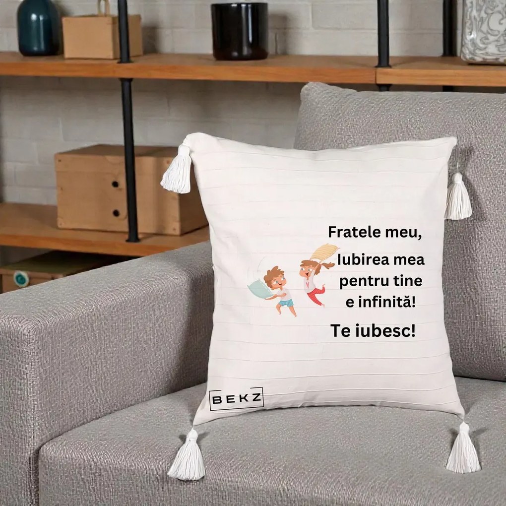 Cadou pentru Frate - Perna Personalizata Fratele Meu Te Iubesc Copii Batalie Perne, 40x40 cm, Bej cu Franjuri, Husa Detasabila, Perna Inclusa, BEKZ®