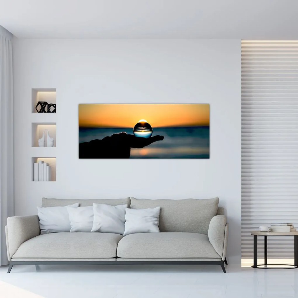 Tabloul cu bilă din sticlă în palmă (120x50 cm)
