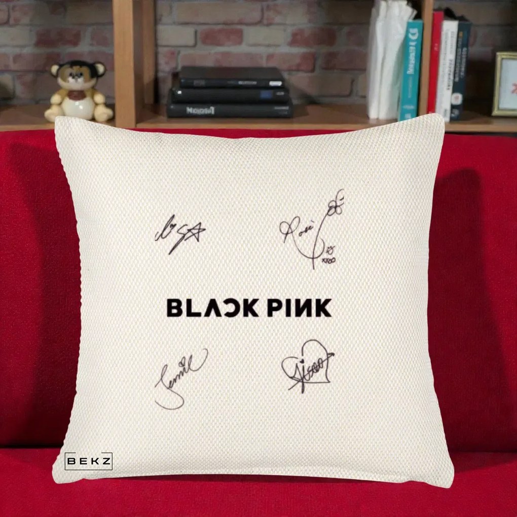 Perna Personalizata K-pop BLACKPINK Tinute Negre Grup Simplu, 40x40 cm, Crem Reliefat, Husa Detasabila, Perna Inclusa, BEKZ®