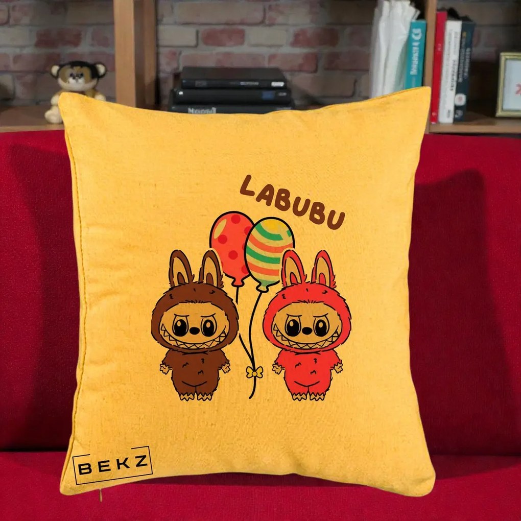 Perna Personalizata Labubu Cuplu cu Baloane, 40x40 cm, Galben, Husa Detasabila, Perna Inclusa, BEKZ®