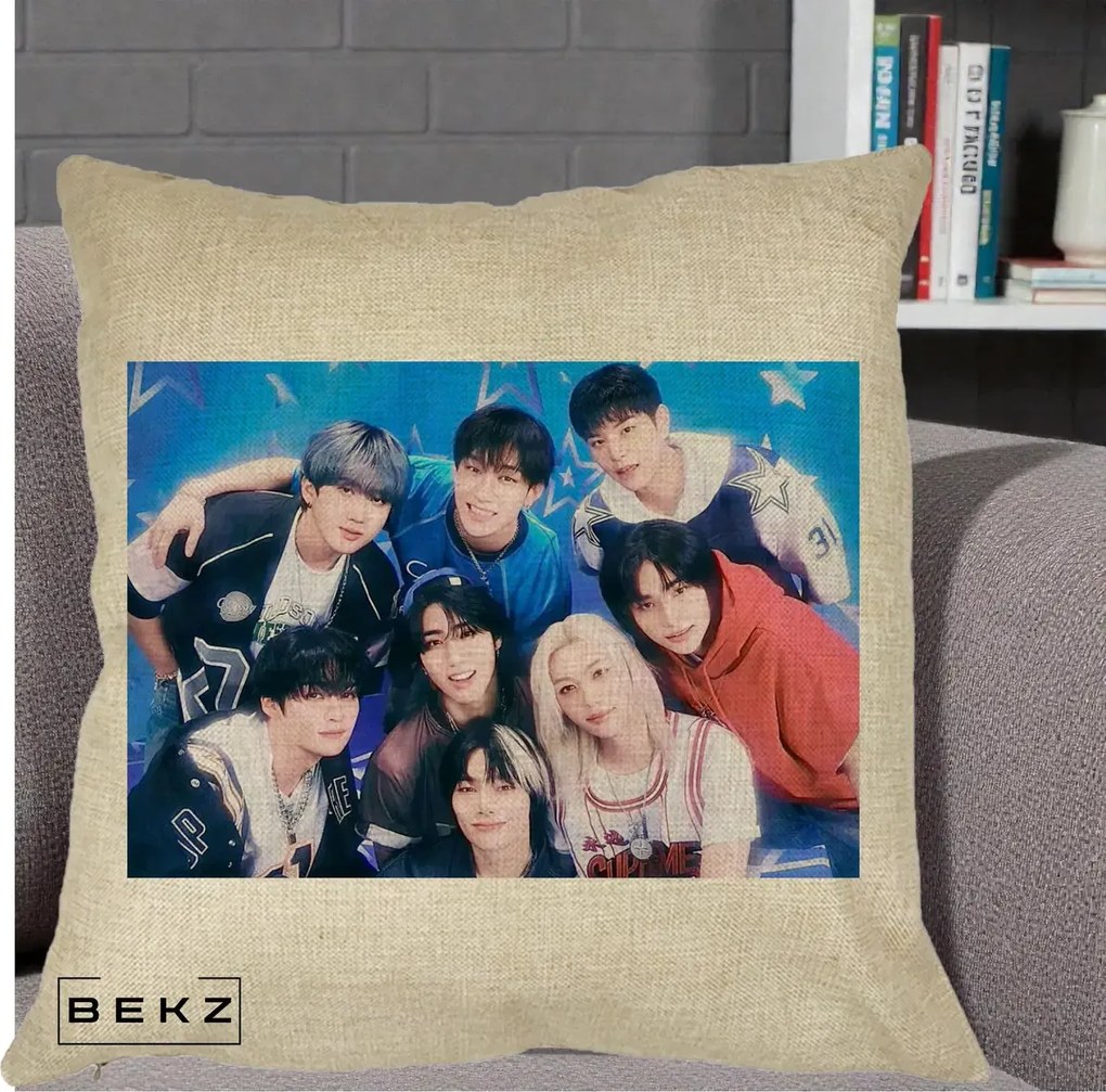Perna Personalizata K-Pop Grup Foto Stele, 40x40 cm, Crem, Husa Detasabila, Perna Inclusa, BEKZ®