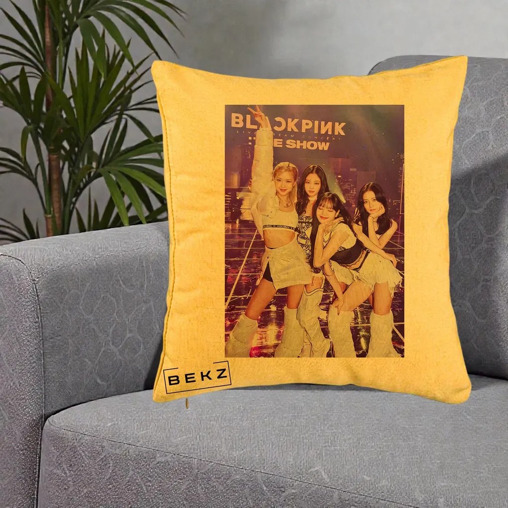 Perna Personalizata K-pop BLACKPINK The Show Concert cu 4 Membre pe Scena, 40x40 cm, Galben, Husa Detasabila, Perna Inclusa, BEKZ®