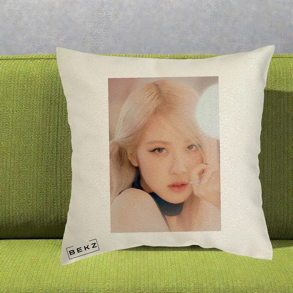 Perna Personalizata K-pop BLACKPINK Rose Blond cu Inel Roz Pastel, 40x40 cm, Ecru, Husa Detasabila, Perna Inclusa, BEKZ®