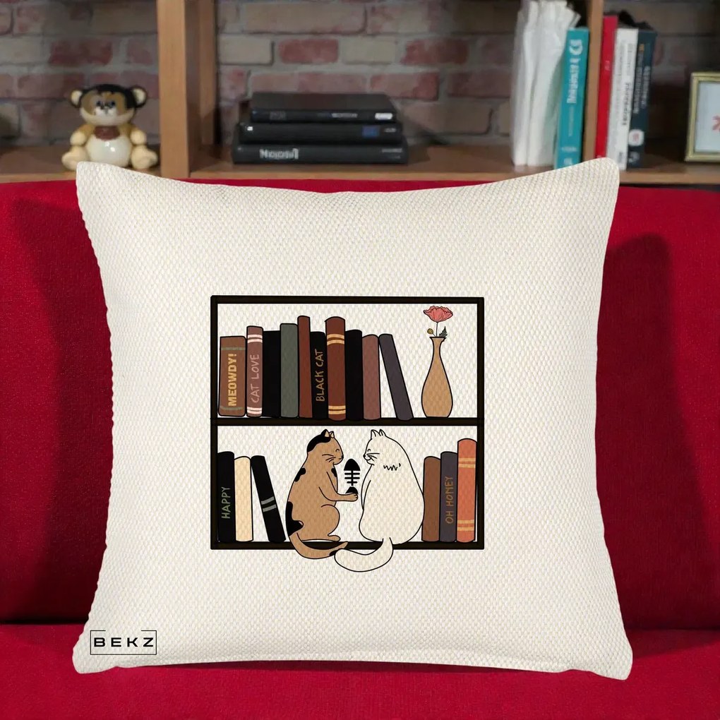 Perna Personalizata Pisici si Carti pe Raft, 40x40 cm, Crem Reliefat, Husa Detasabila, Perna Inclusa, BEKZ®