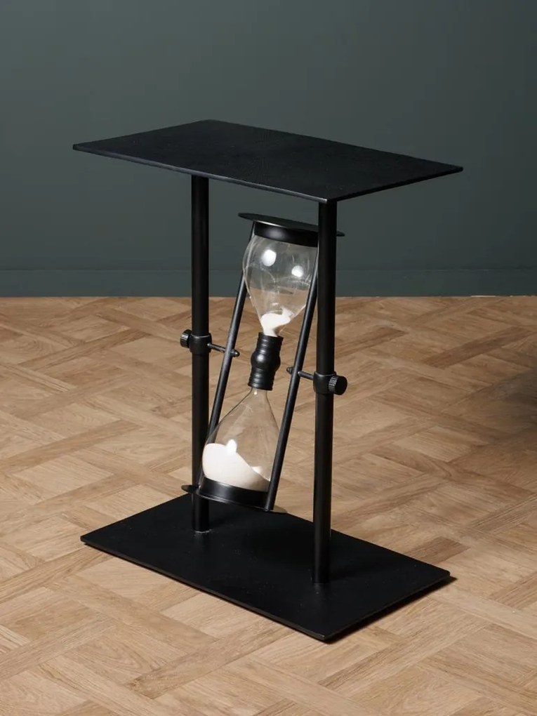 Măsuță laterală îngustă din metal, negru, cu clepsidră din sticlă pe pivot, 60 x 50 x 30 cm, „Time traveler”