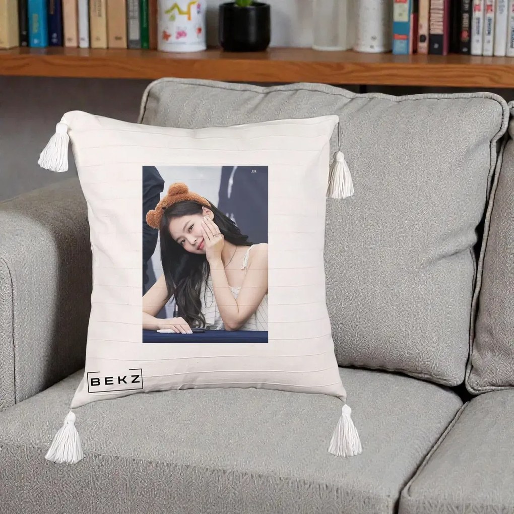 Perna Personalizata K-pop BLACKPINK Jennie Cute cu Diadema Ursulet, 40x40 cm, Bej cu Franjuri, Husa Detasabila, Perna Inclusa, BEKZ®