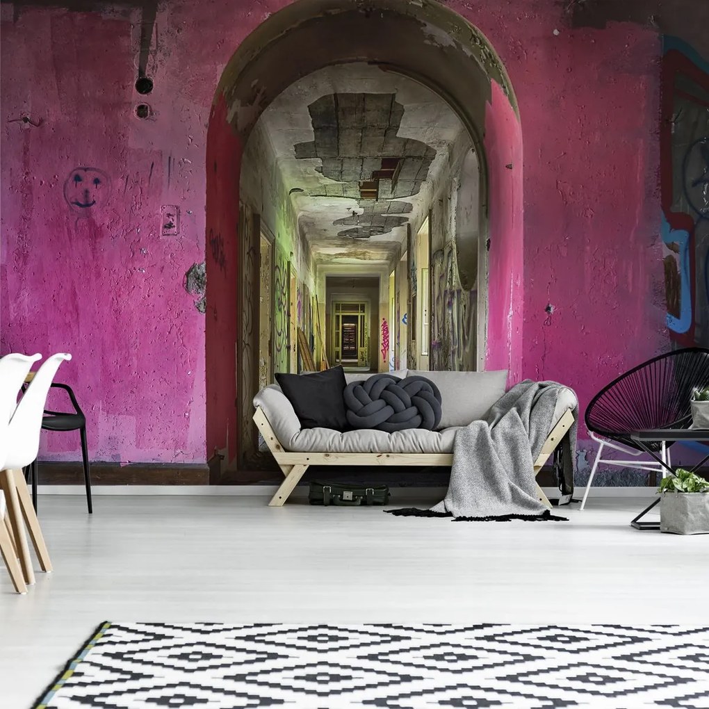Fototapet - Poarta de intrare în coridor roz (152,5x104 cm)