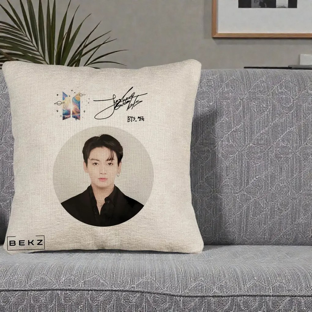 Perna Personalizata K-pop BTS Jungkook Portret cu Autograf, 40x40 cm, Bej Canapea, Husa Detasabila, Perna Inclusa, BEKZ®