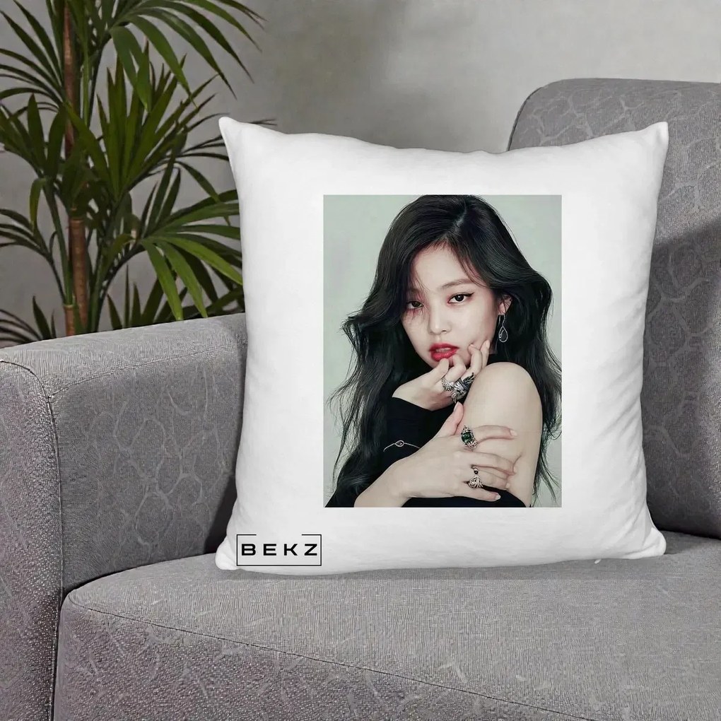 Perna Personalizata K-pop BLACKPINK Jennie Editorial Negru cu Inele, 40x40 cm, Alb Pufos, Husa Detasabila, Perna Inclusa, BEKZ®