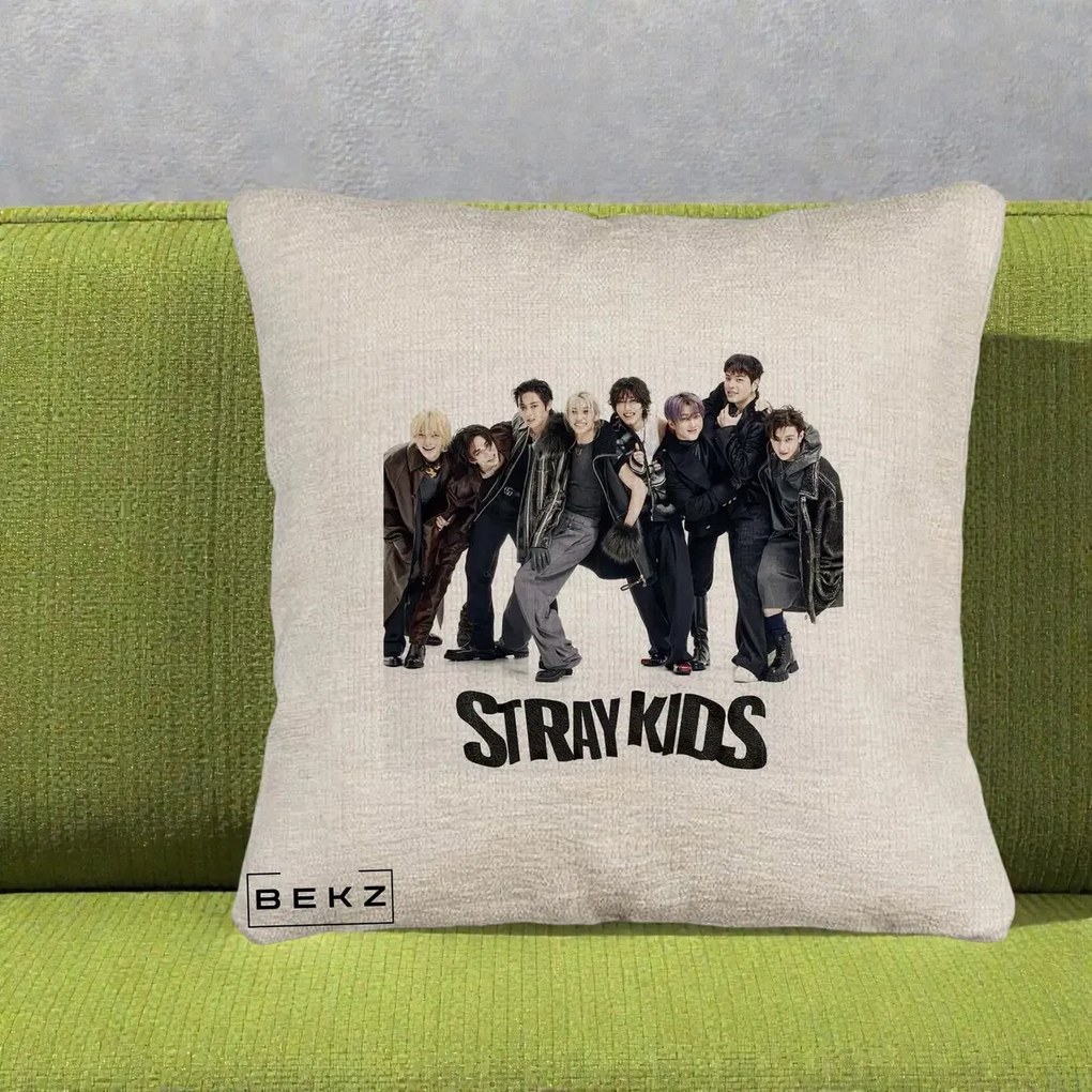 Perna Personalizata K-pop Stray Kids Outfit Negru, 40x40 cm, Bej Canapea, Husa Detasabila, Perna Inclusa, BEKZ®