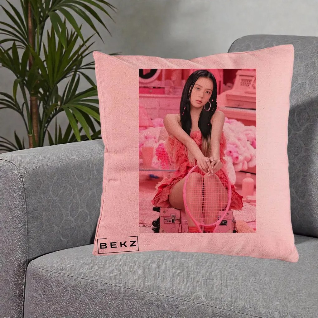 Perna Personalizata K-pop BLACKPINK Jisoo Pink Room, 40x40 cm, Roz, Husa Detasabila, Perna Inclusa, BEKZ®