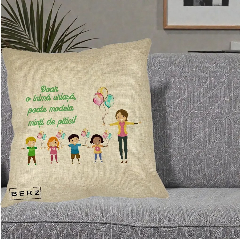 Cadou pentru Educatoare - Perna Personalizata Doar o Inima Uriasa poate Modela Minti de Pitici cu Educatoare si Baloane, 40x40 cm, Crem, Husa Detasabila, Perna Inclusa, BEKZ®