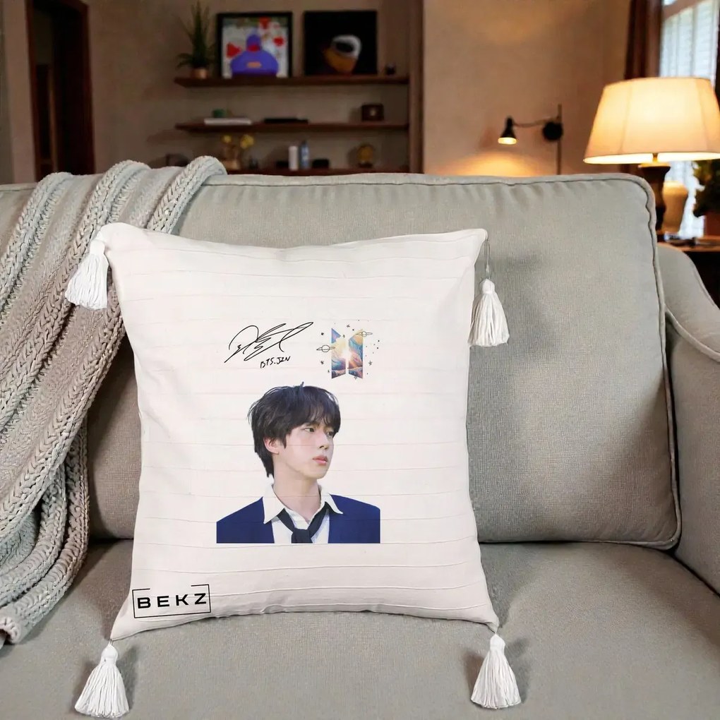 Perna Personalizata K-pop BTS Jin Portret Tinuta Albastra Autograf, 40x40 cm, Bej cu Franjuri, Husa Detasabila, Perna Inclusa, BEKZ®