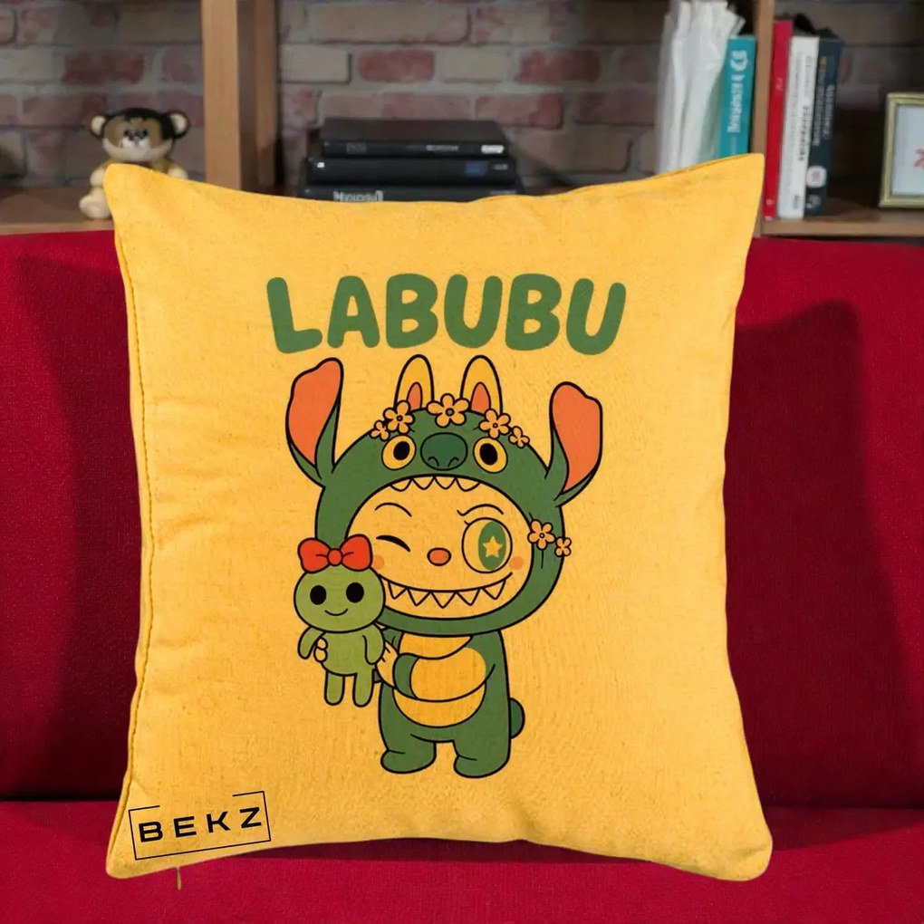 Perna Personalizata Labubu x Stitch cu Flori, 40x40 cm, Galben, Husa Detasabila, Perna Inclusa, BEKZ®