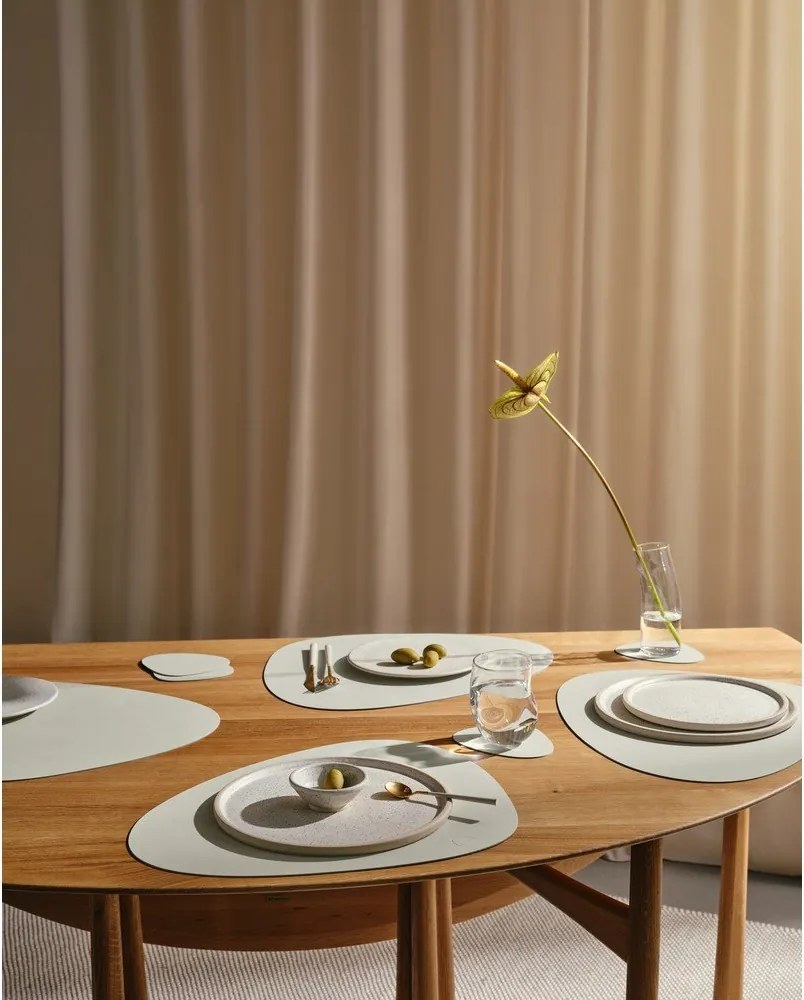 Suport pentru farfurii din piele ecologică 37x44 cm Curve L Nupo – LIND DNA