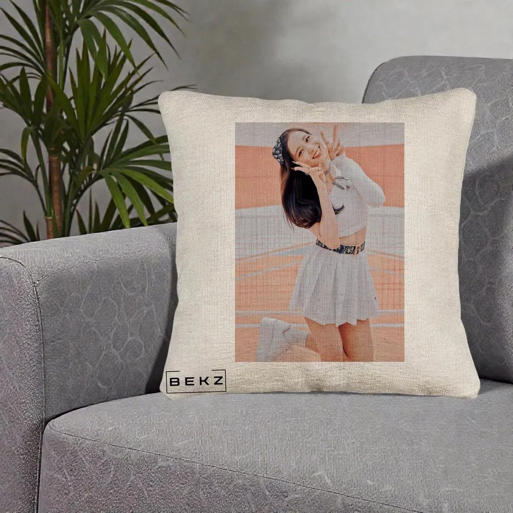 Perna Personalizata K-pop BLACKPINK Nayeon/Jisoo Tenis Alb, 40x40 cm, Bej Canapea, Husa Detasabila, Perna Inclusa, BEKZ®