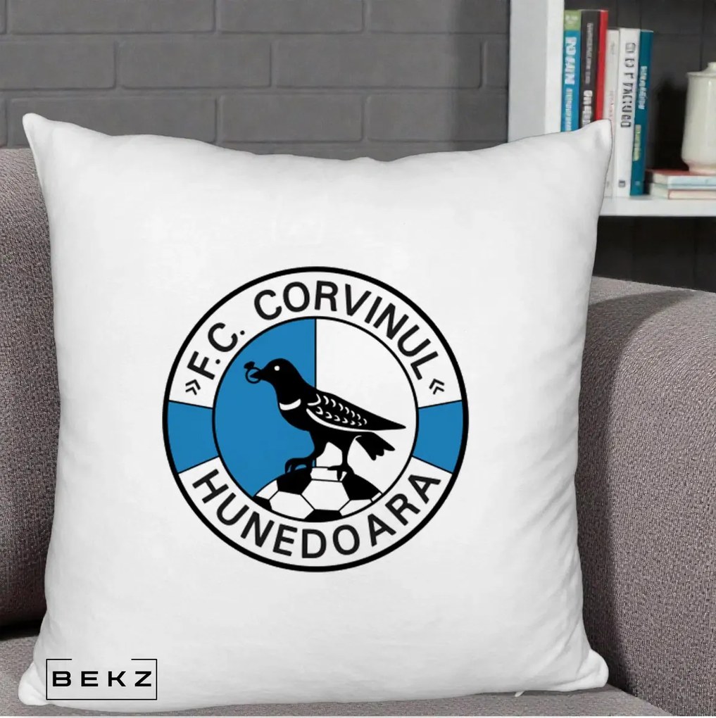 Perna Personalizata FC Corvinul Hunedoara Fotbal, 40x40 cm, Alb Pufos, Husa Detasabila, Perna Inclusa, BEKZ®