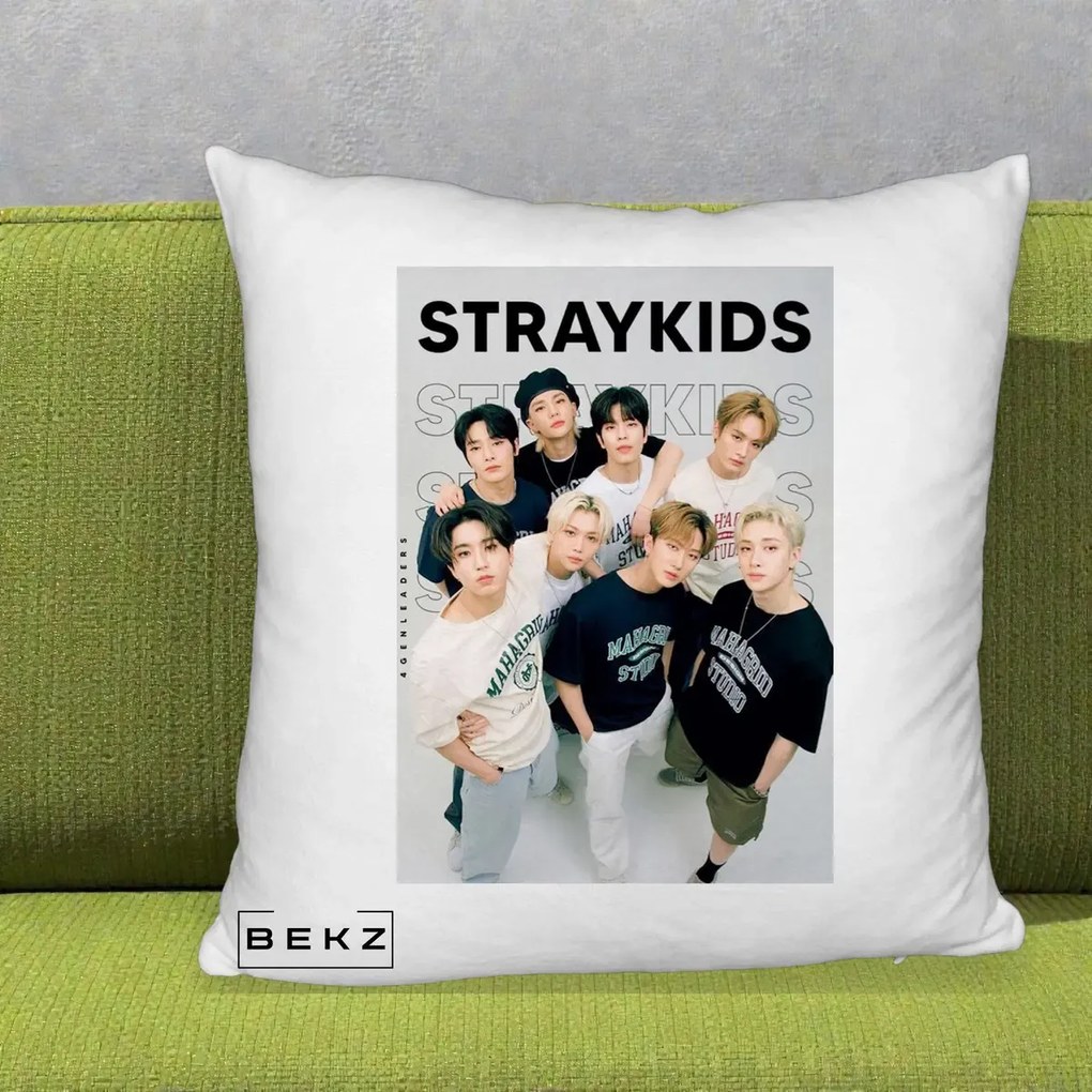 Perna Personalizata K-pop Stray Kids STRAYKIDS Alb-Negru cu Foto Grup, 40x40 cm, Alb Pufos, Husa Detasabila, Perna Inclusa, BEKZ®