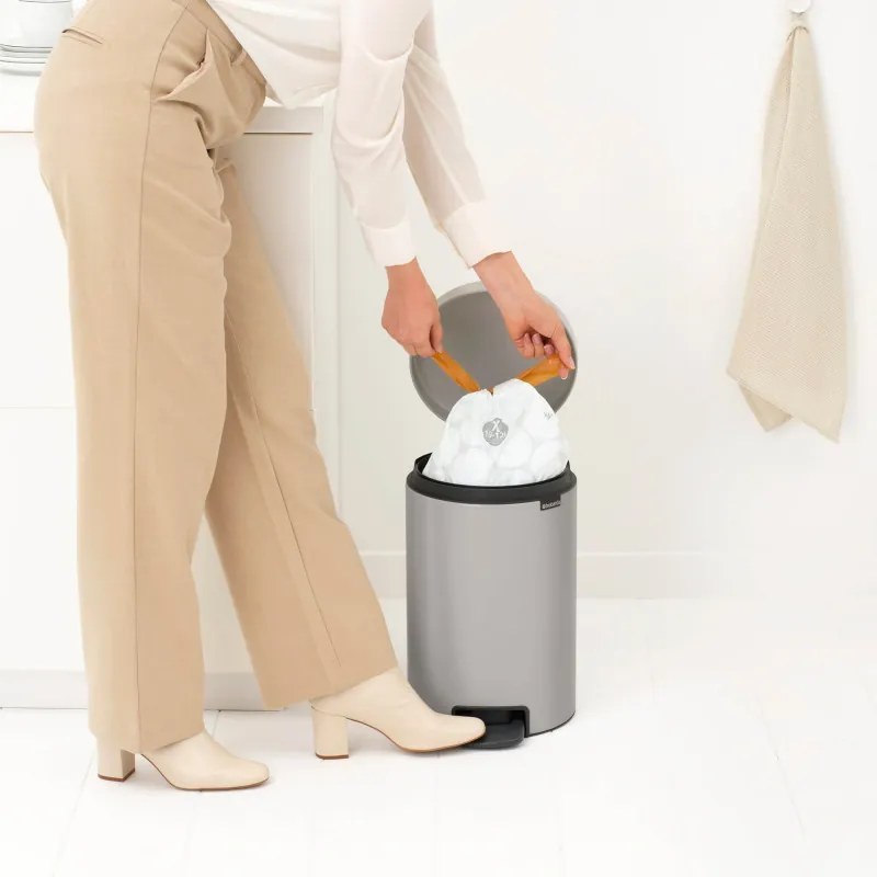 Cos de gunoi cu pedala Brabantia NewIcon 1010440, 12 l, Inchidere lenta, Baza antiderapanta, Gri deschis