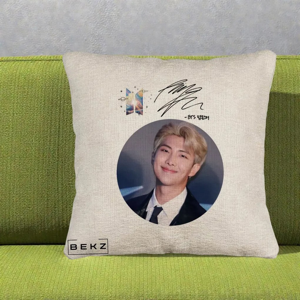 Perna Personalizata K-pop BTS RM Namjoon Portret Cerc cu Autograf, 40x40 cm, Bej Canapea, Husa Detasabila, Perna Inclusa, BEKZ®