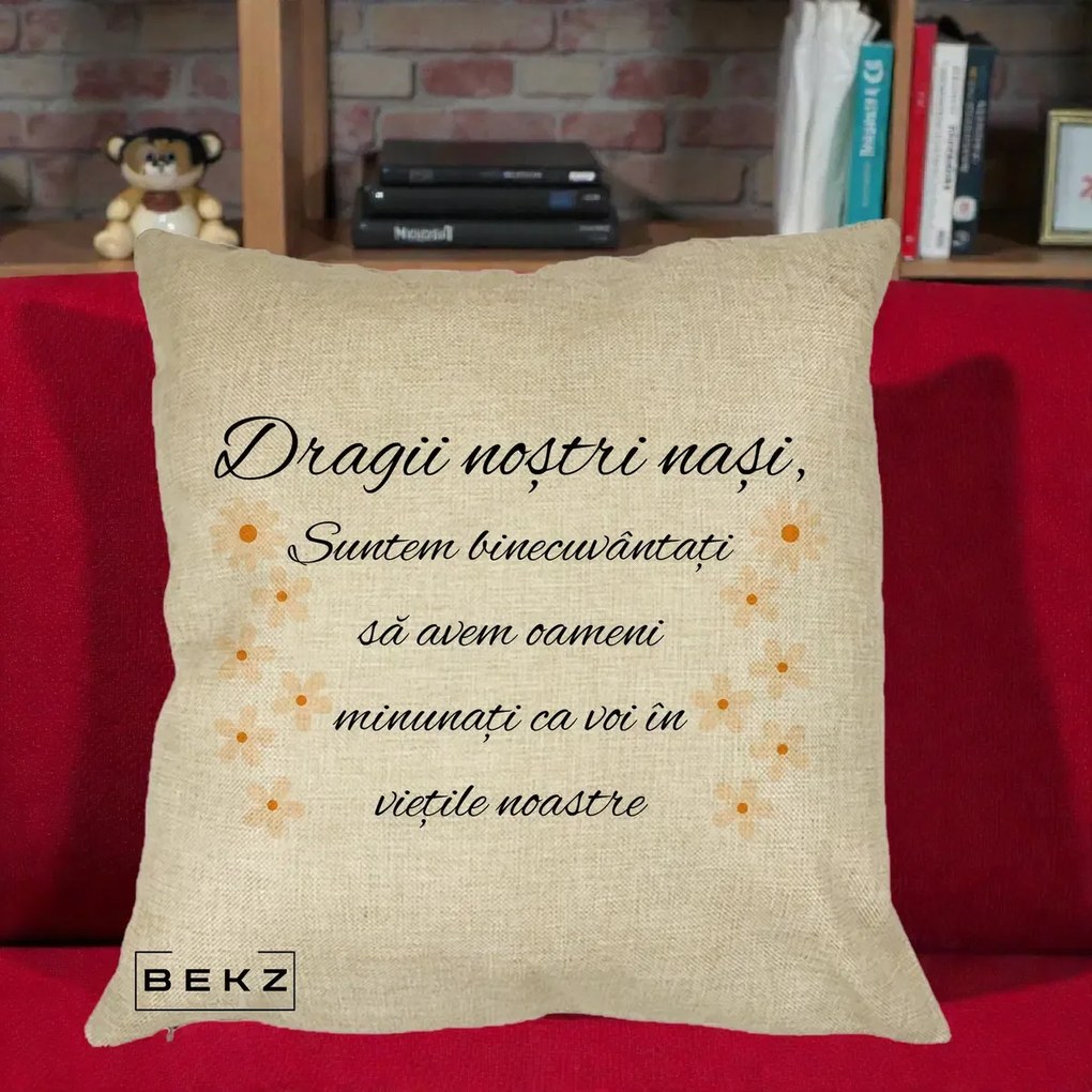 Cadou pentru Nasi - Perna Personalizata Dragii Nostri Nasi Suntem Binecuvantati cu Floricele, 40x40 cm, Crem, Husa Detasabila, Perna Inclusa, BEKZ®