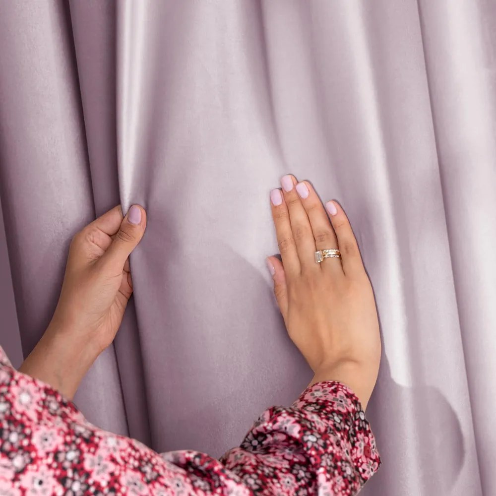 Draperie roz-deschis dimout (semi-opacă) din catifea 140x270 cm Eyelets – Restilo