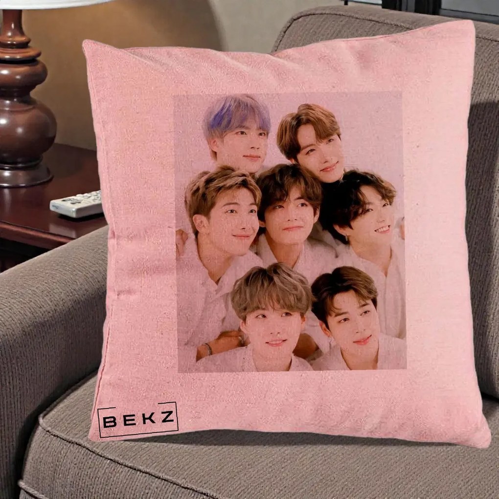 Perna Personalizata K-pop BTS Foto Grup Fete Albe, 40x40 cm, Roz, Husa Detasabila, Perna Inclusa, BEKZ®