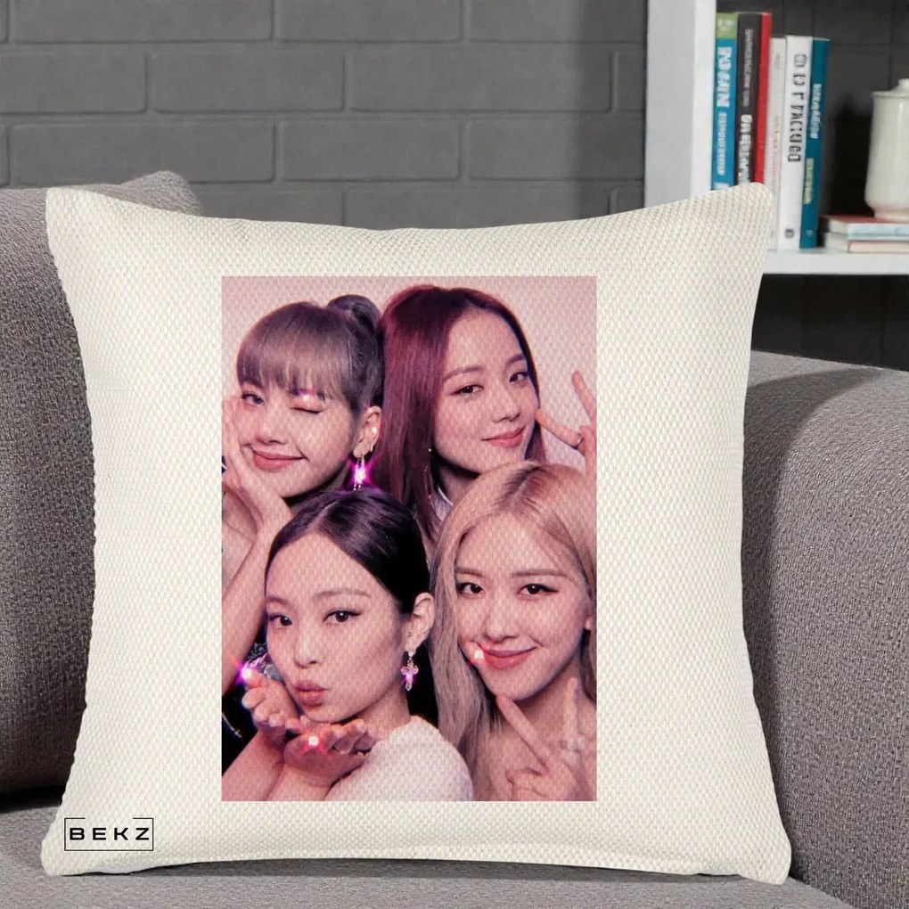 Perna Personalizata K-pop BLACKPINK Foto Grup Selfie Roz cu Glitter, 40x40 cm, Crem Reliefat, Husa Detasabila, Perna Inclusa, BEKZ®